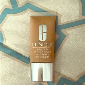 Clinique Stay Matte Oil Free Makeup-19 sand